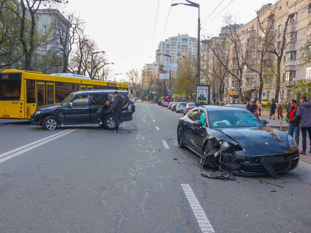 В Киеве на улице Мазепы автомобиль Pajero протаранил Porsche (ФОТО, ВИДЕО)