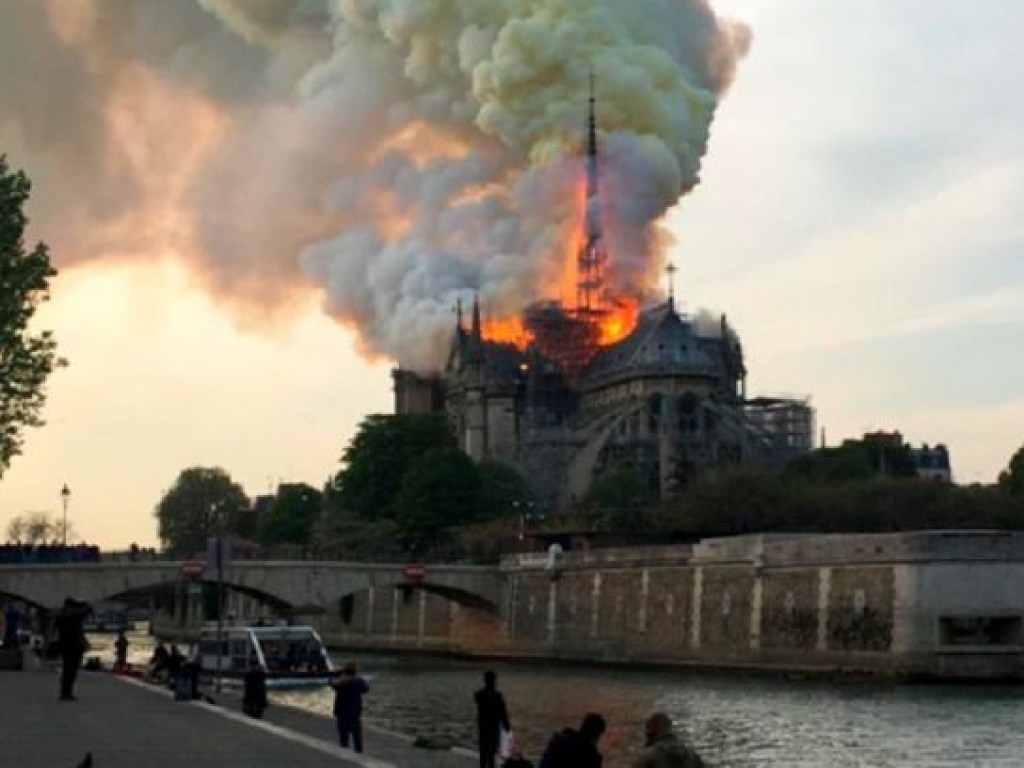 Пожар в Нотр-Дам де Пари является плохим признаком для Франции – астролог 