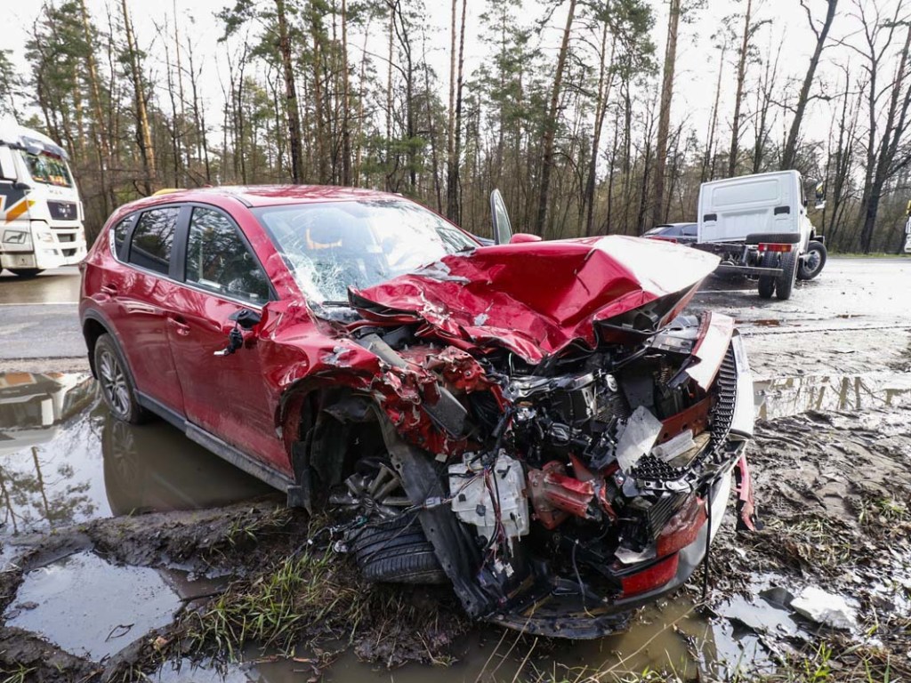 В Киеве столкнулись две иномарки: Mazda вылетела на обочину (ФОТО, ВИДЕО)