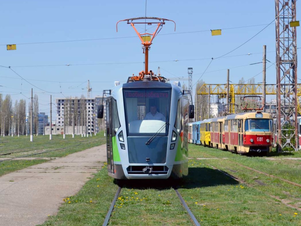 В Харькове трамвай столкнулся с автомобилем: движение электотранспорта приостановили