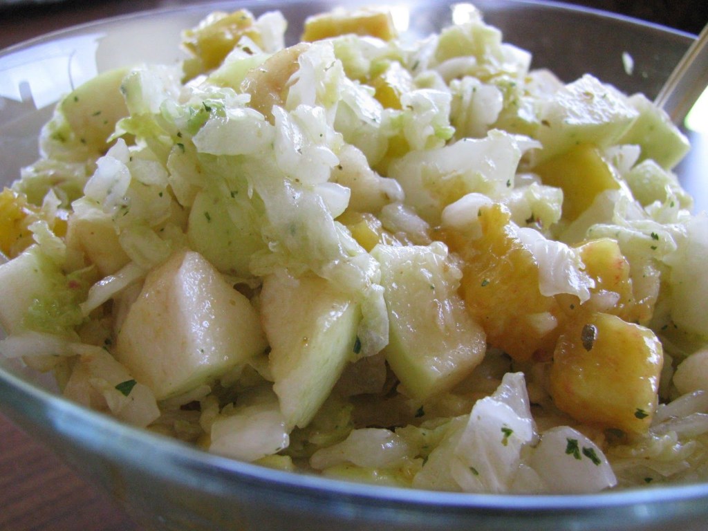 Рецепт дня: Легкий салат из пекинской капусты с ананасами