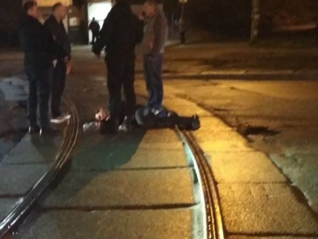 Избили бандиты: в Киеве на трамвайных путях нашли окровавленного парня