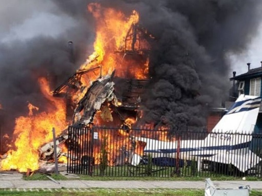 В Чили на жилые дома рухнул самолет: погибли четверо мужчин и две женщины (ВИДЕО)
