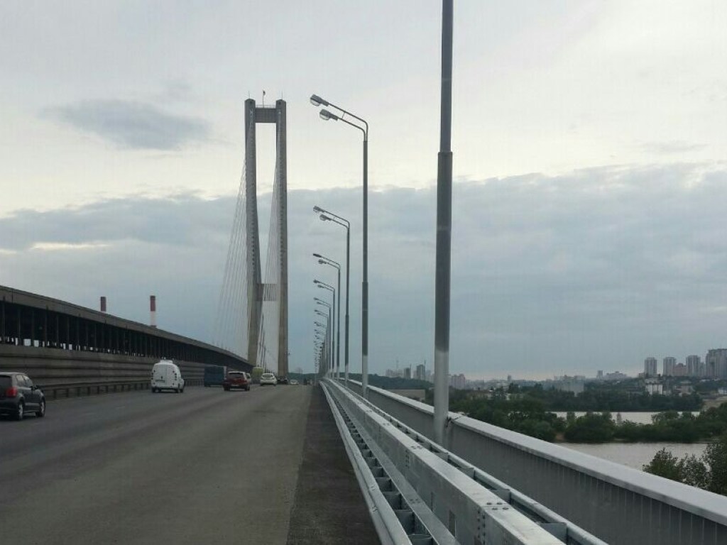 В Киеве стартовал ремонт Южного моста: опубликованы схемы объездам