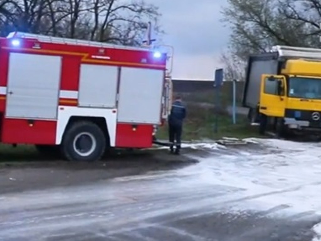Водитель потерял сознание: под Днепром фура остановила движение поездов (ВИДЕО)