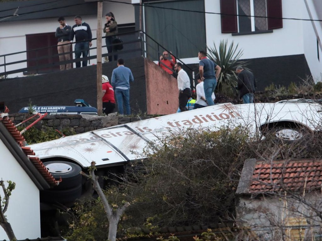 В Португалии автобус с туристами рухнул на крышу дома (ФОТО, ВИДЕО)