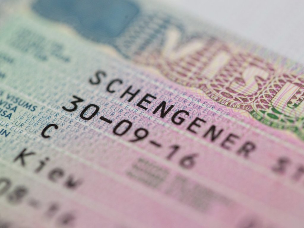 Европарламент поддержал изменение правил получения шенгенских виз