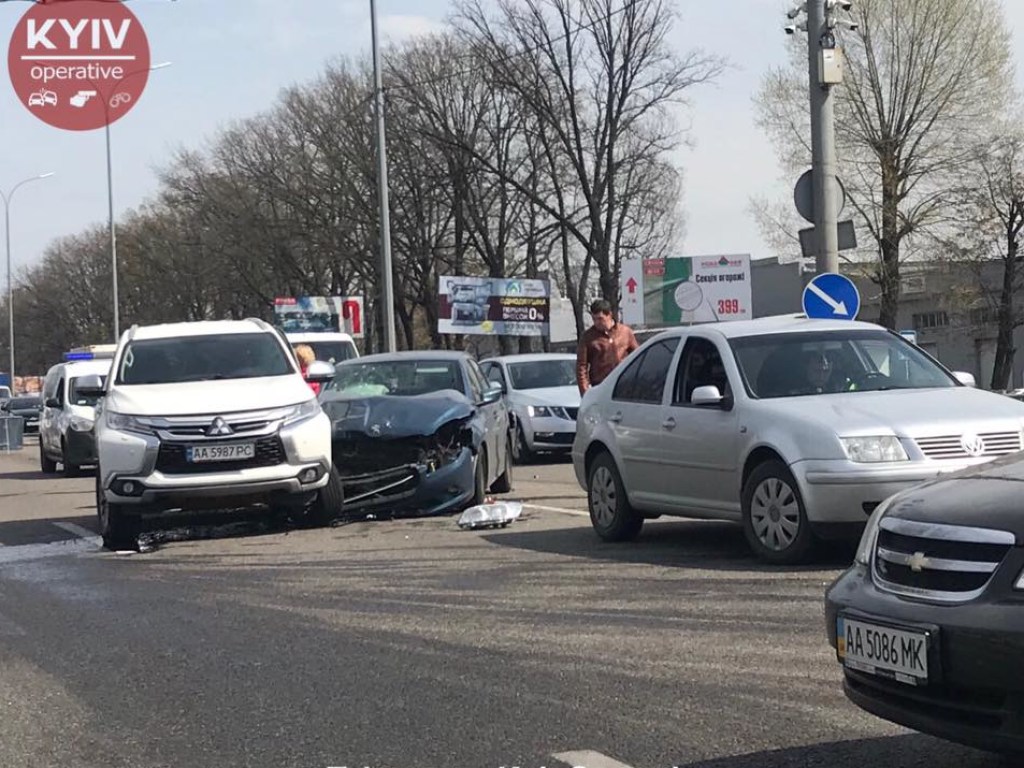 Под Киевом произошло серьезное ДТП: столкнулись Peugeot и Mitsubishi (ФОТО)