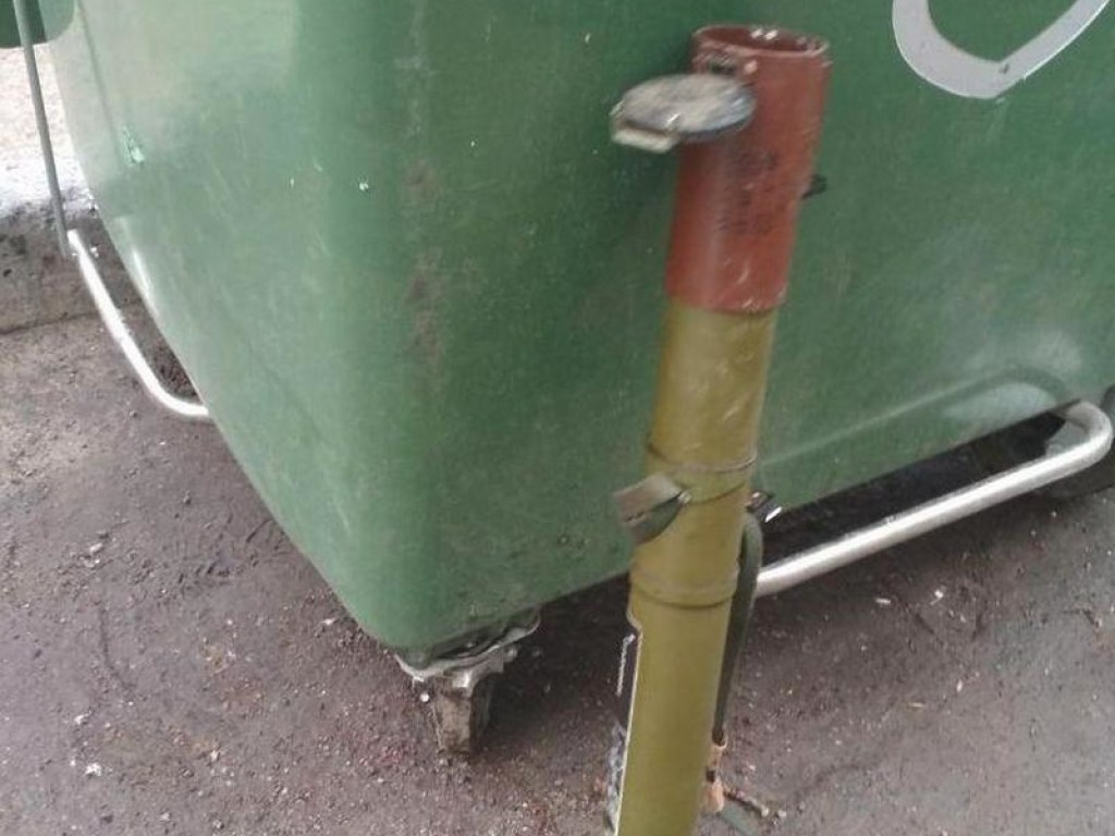 В Днепре обнаружили гранатомет в мусорном баке (ФОТО)