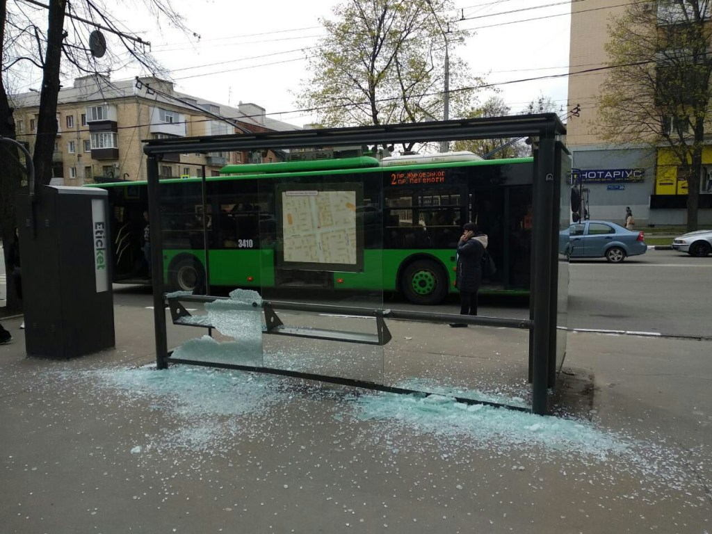 В Харькове неизвестные разбили автобусную остановку