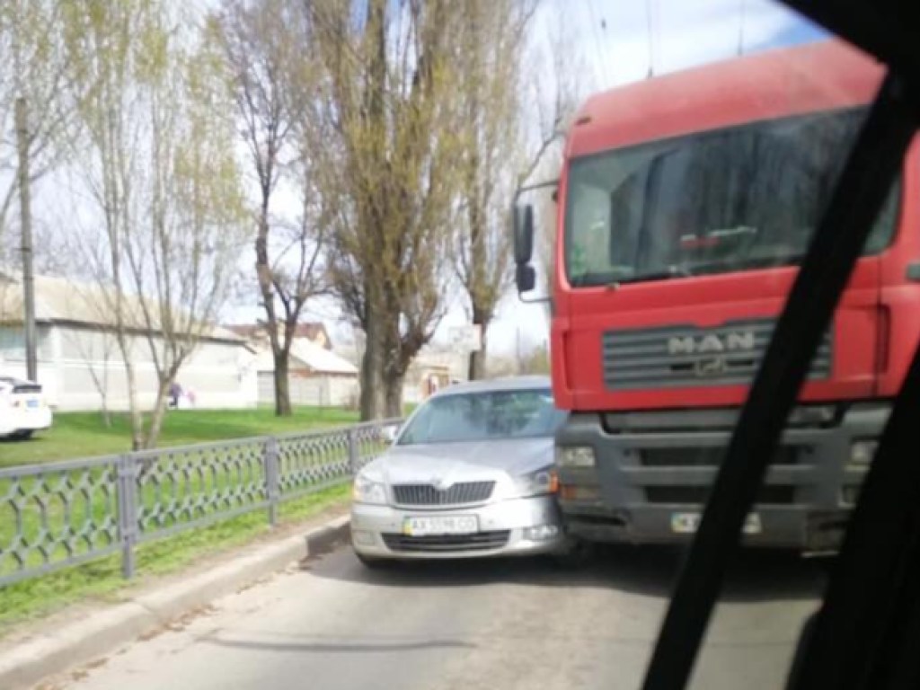 В Харькове грузовик врезался в легковушку Skoda: движение троллейбусов заблокировано (ФОТО)