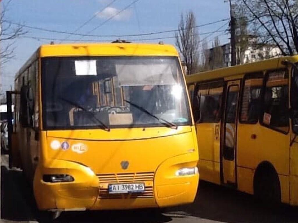 В Киеве маршрутка въехала в «Форд»: пострадал водитель  (ФОТО)