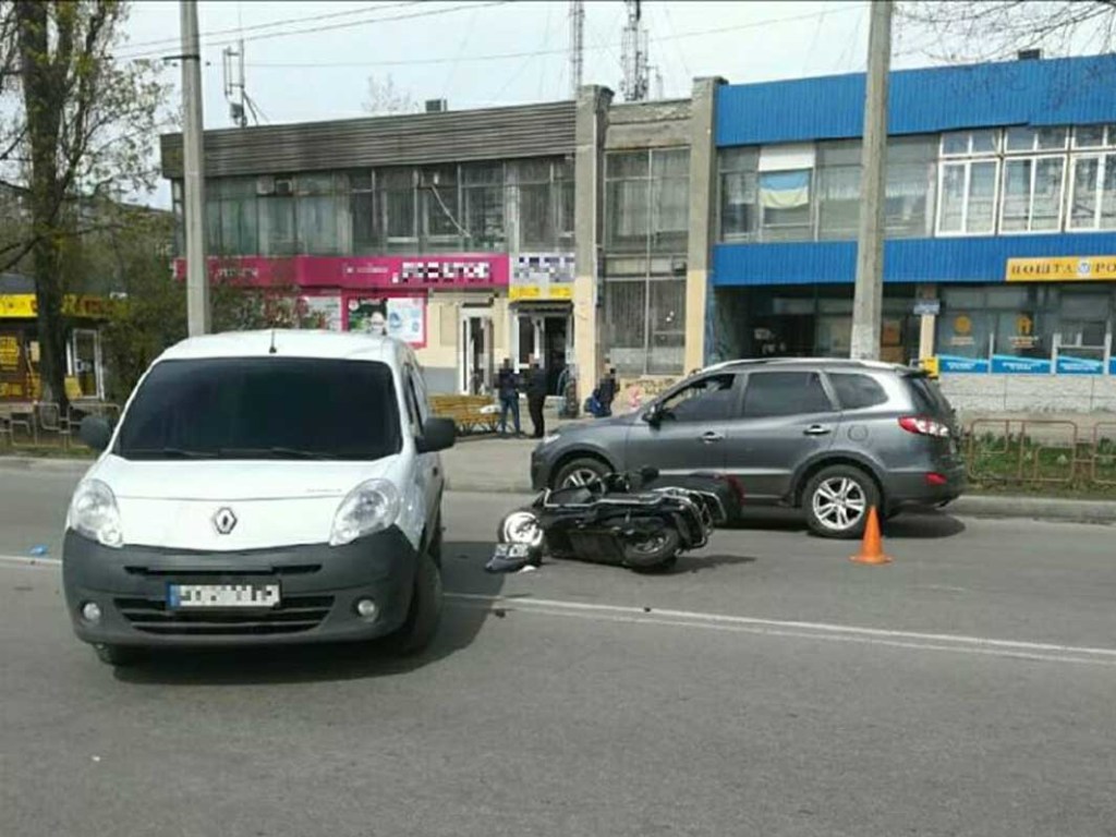 В Харькове автомобиль сбил мужчину на мопеде