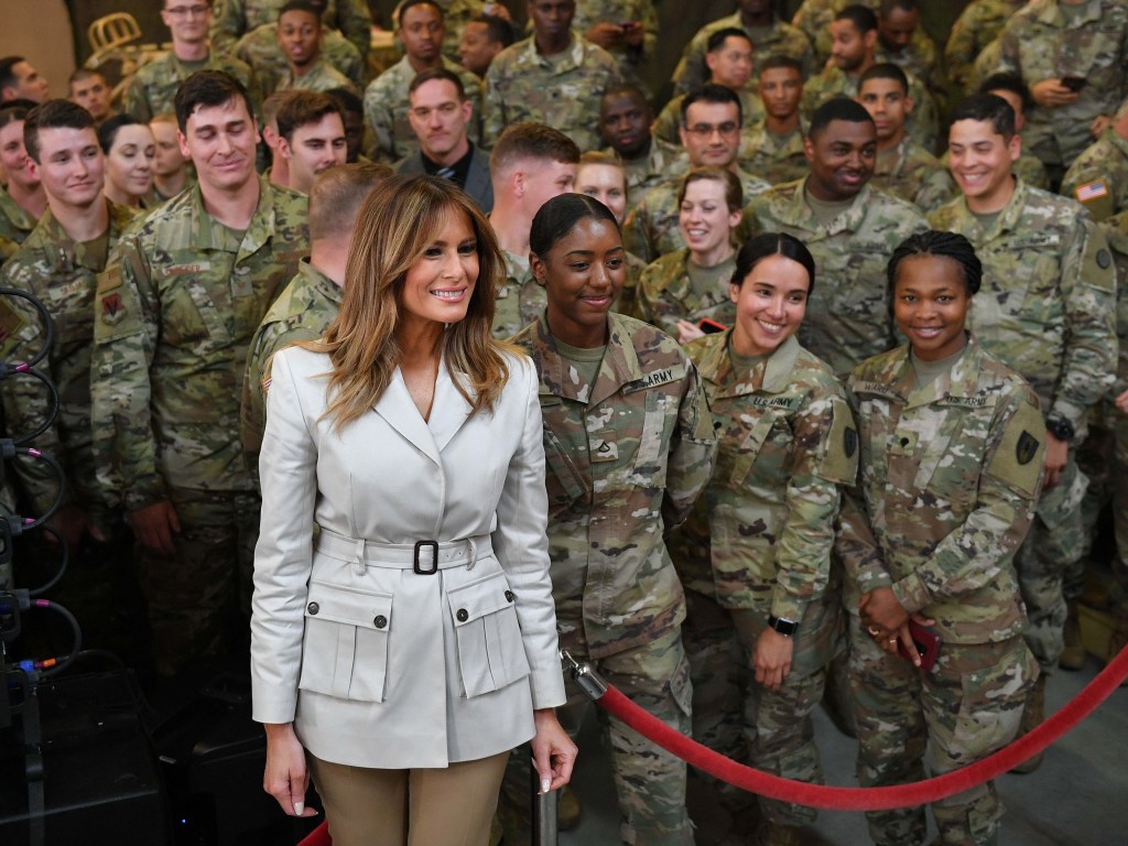 Мелания Трамп в гостях у военных поразила удачным нарядом (ФОТО)