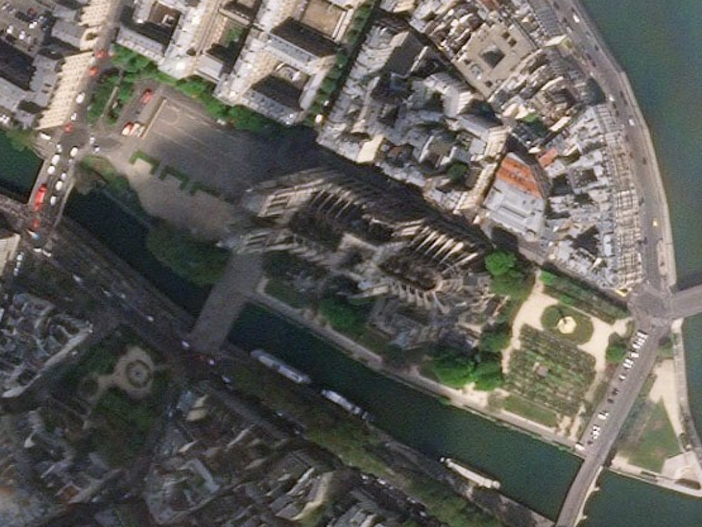 Фото из космоса: Разрушения собора Парижской Богоматери показал спутник