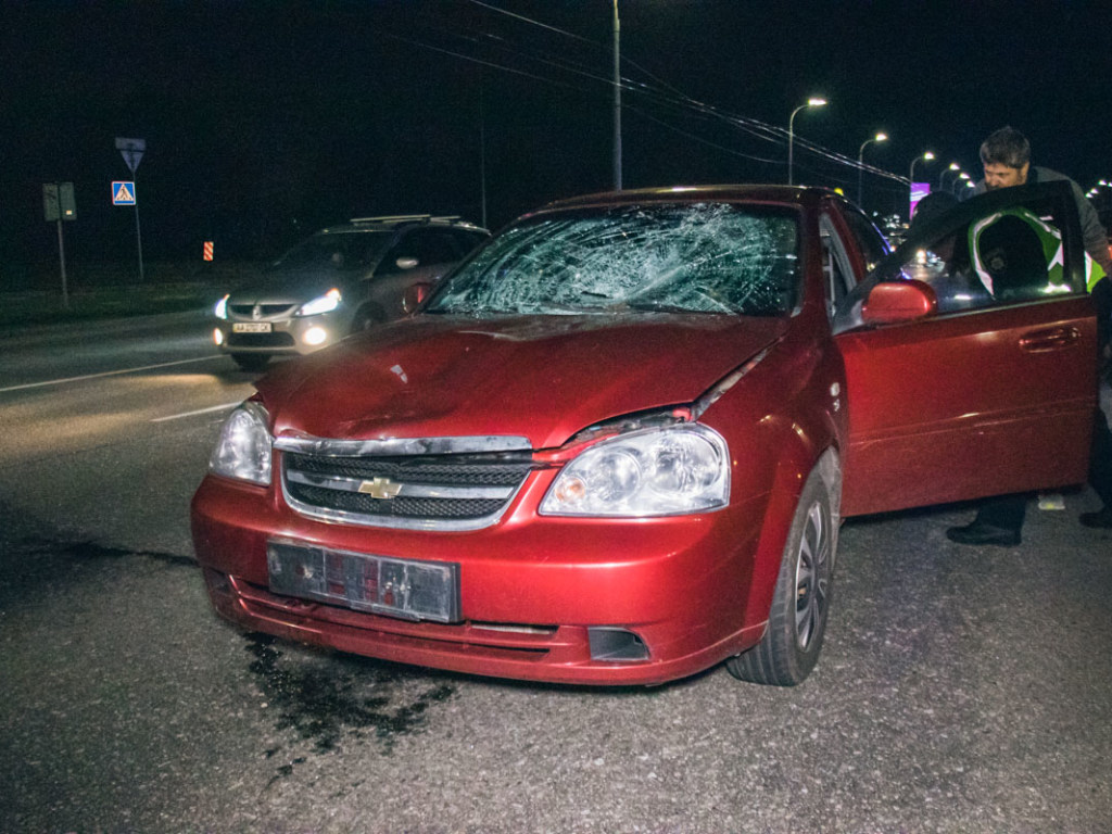 Перебегал многополосный проспект: На Троещине в Киеве Chevrolet насмерть сбил мужчину (ФОТО, ВИДЕО)