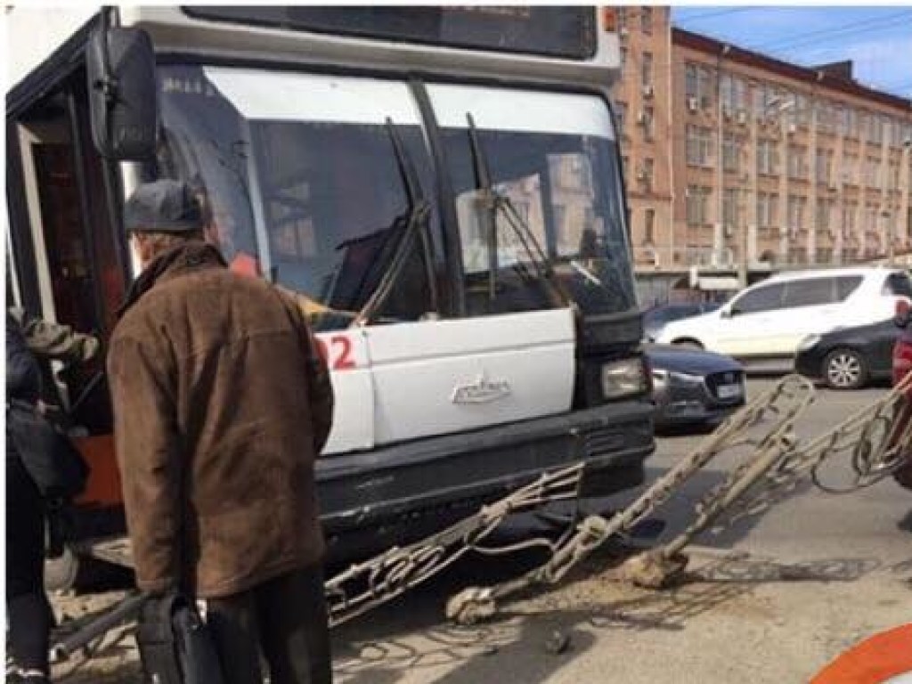 На Лукьяновке в Киеве автобус протаранил заграждение (ФОТО)