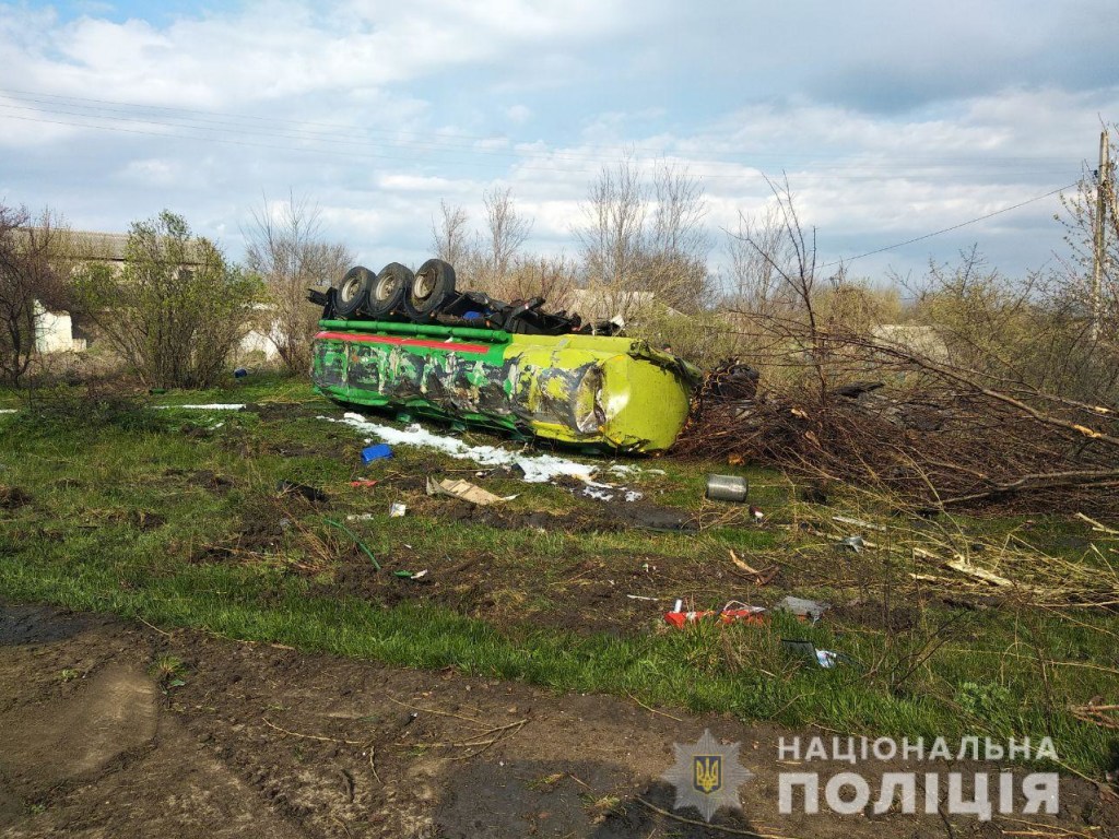 На Николаевщине попал в кювет грузовик с горючим (ФОТО)