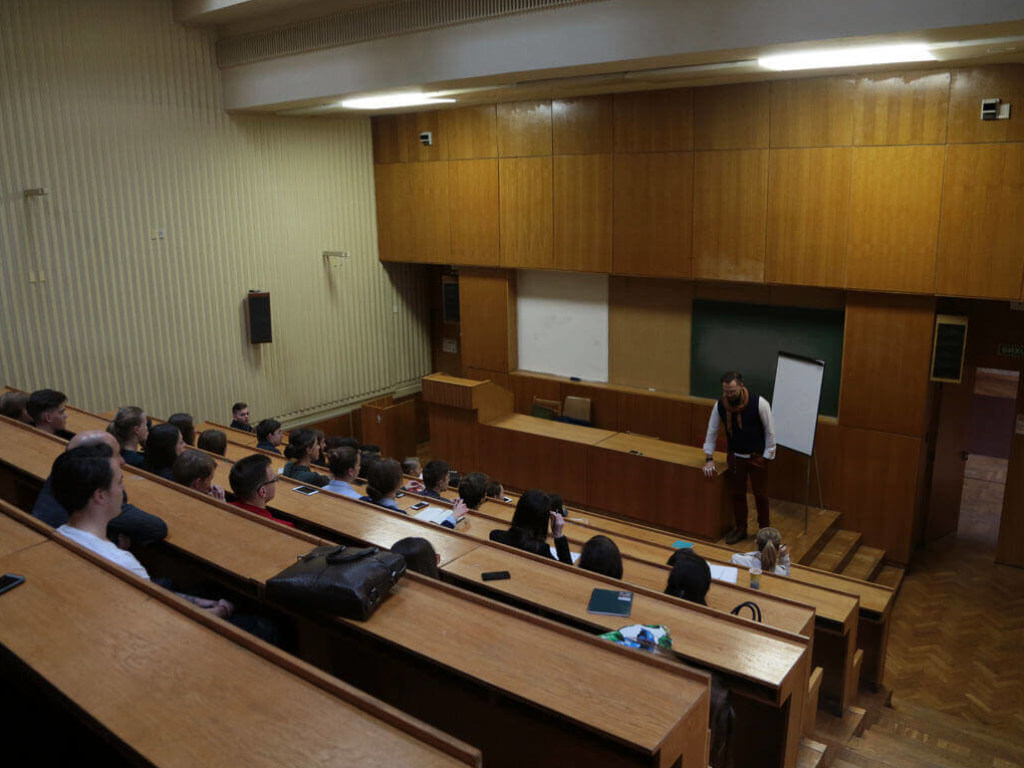 В Киеве отметили занятия в КИМО: началась эвакуация студентов (ФОТО)