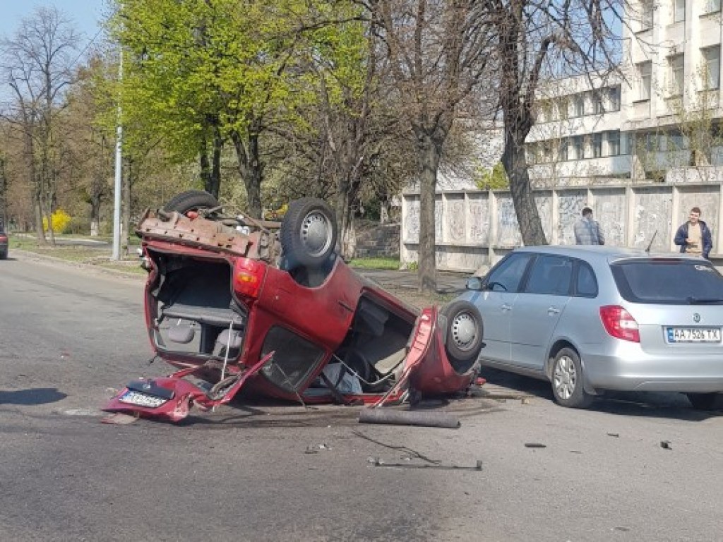 В Киеве произошло серьезное ДТП: перевернулся автомобиль (ФОТО)