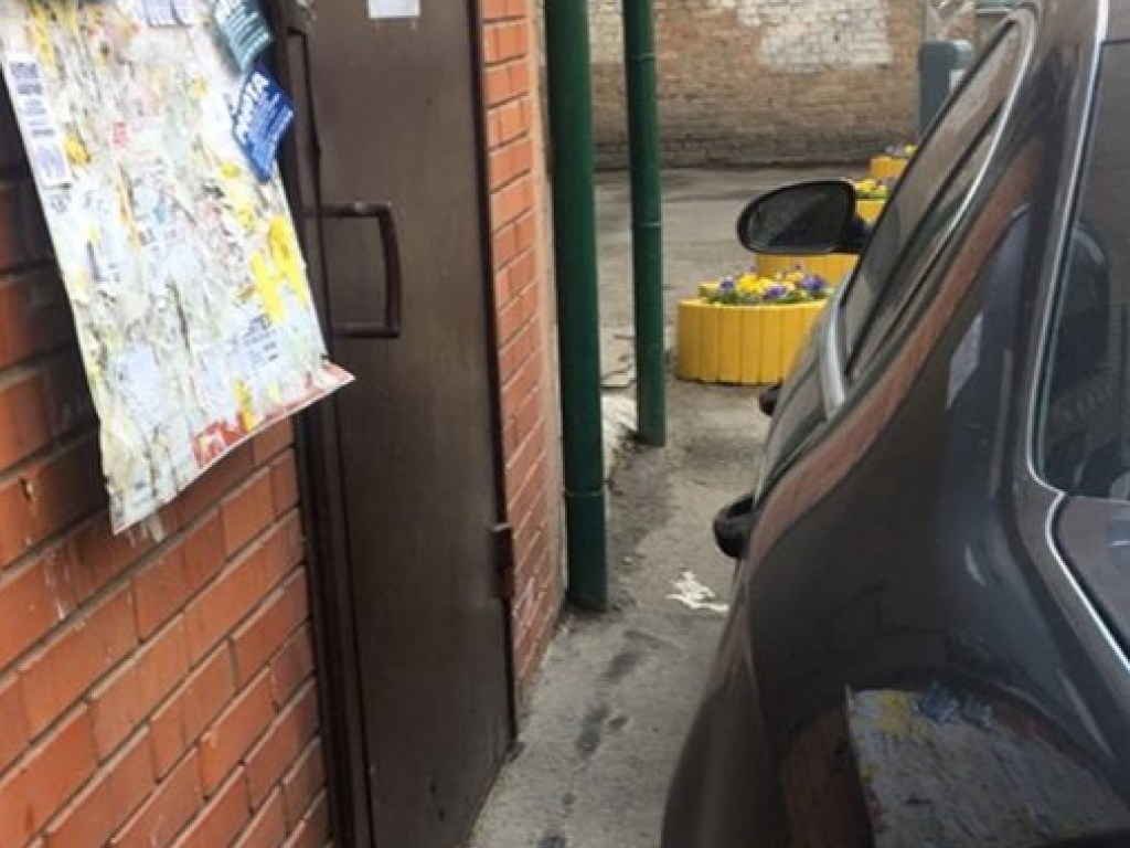 В Киеве «герой парковки» заблокировал вход в подъезд (ФОТО)