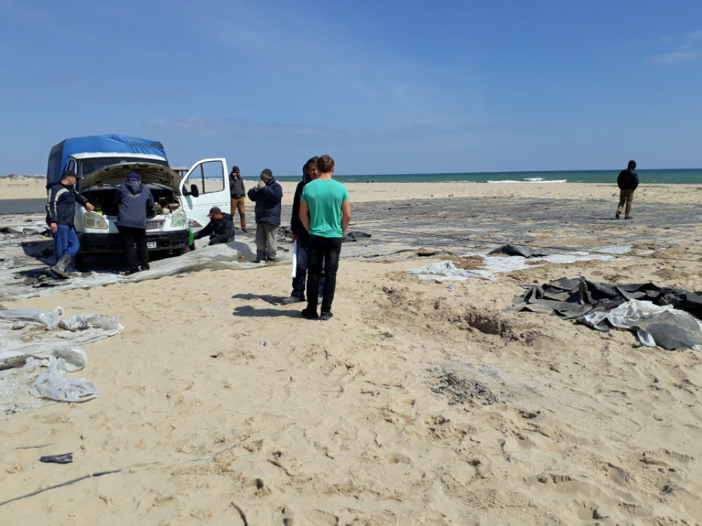 Неизвестные залили одесский пляж бетоном (ФОТО, ВИДЕО)