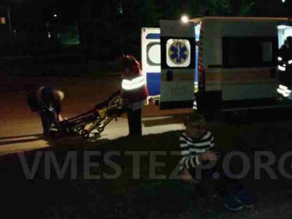 В Запорожье возле роддома пьяную женщину ударили ножом (ФОТО)