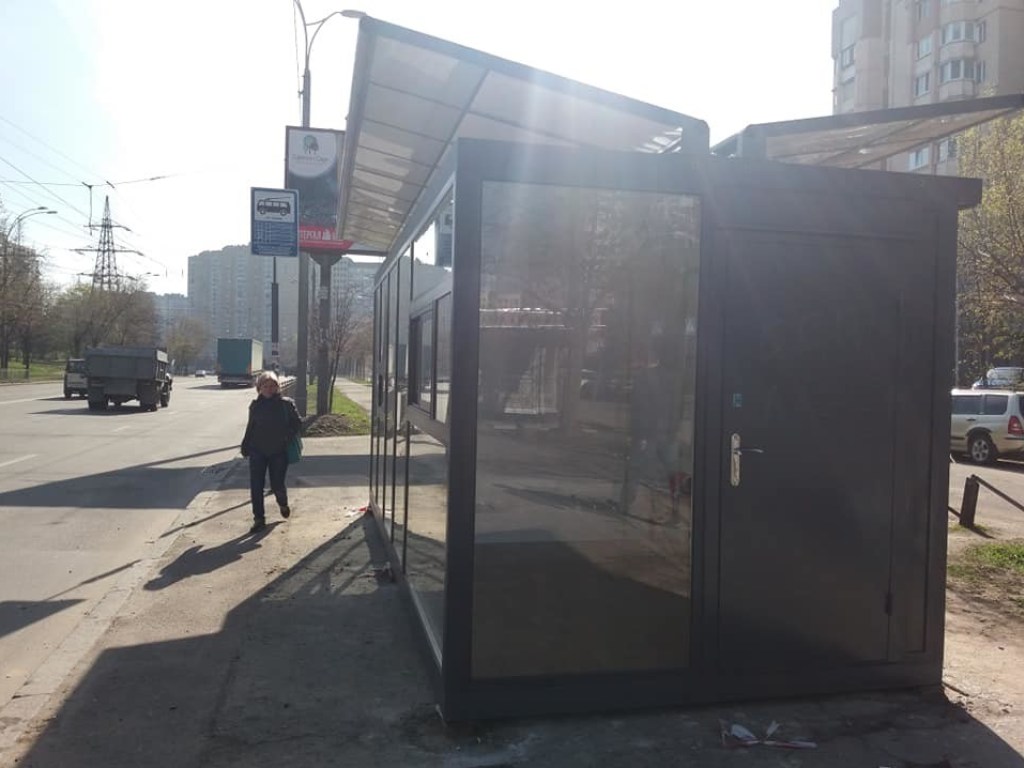 В Киеве МАФом перегородили тротуар: местные жители возмущены (ФОТО)
