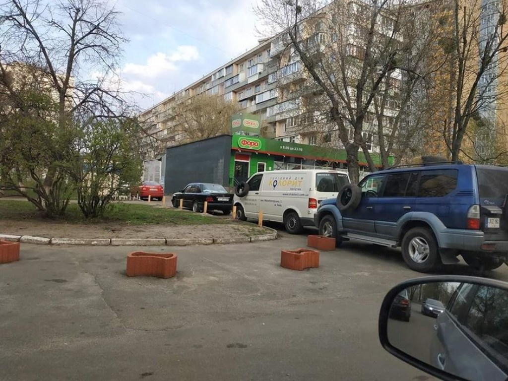 В Киеве автохамов оригинально наказали с помощью старых покрышек (ФОТО)