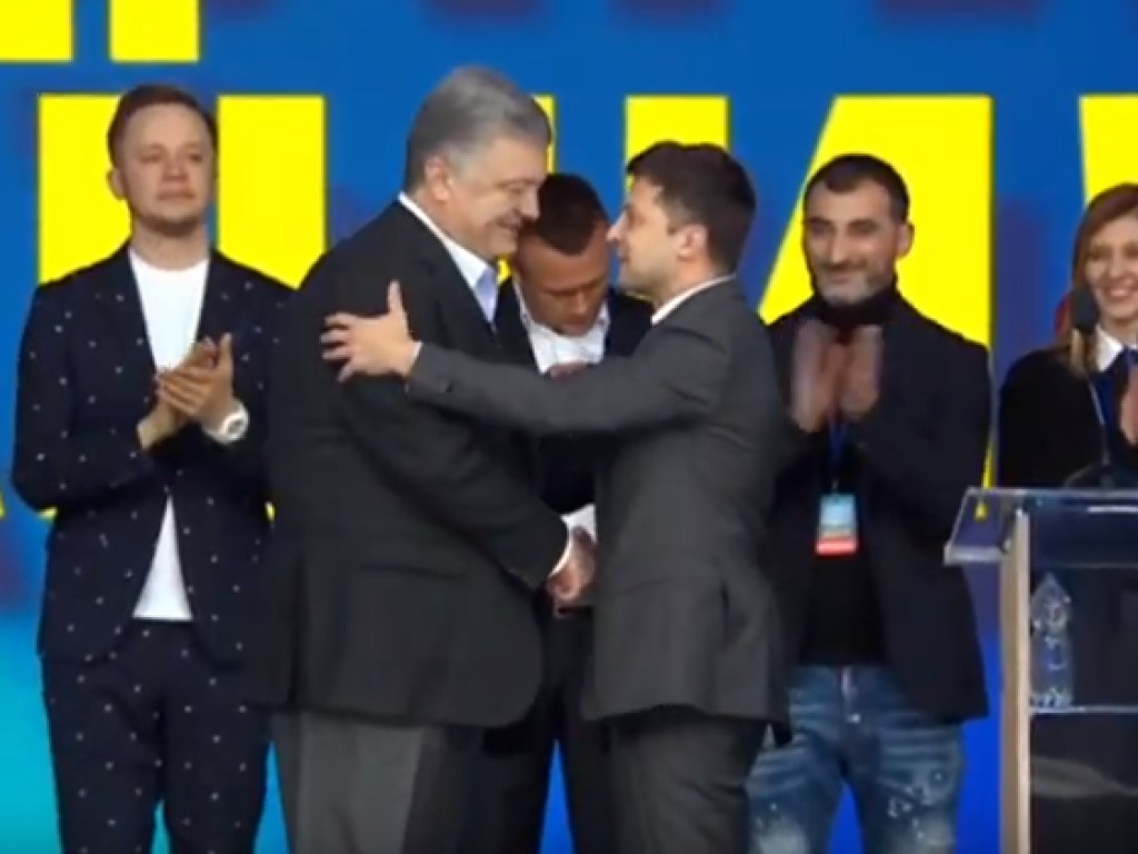 Дебаты на «Олимпийском»: Порошенко пришел на сцену к Зеленскому и пожал ему руку (ФОТО)