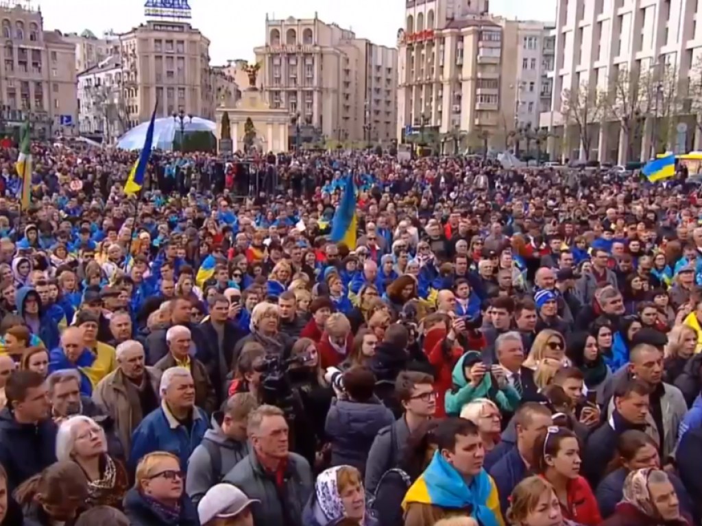 Порошенко пришел на акцию «Защити Украину» на Майдане Независимости (ВИДЕО)