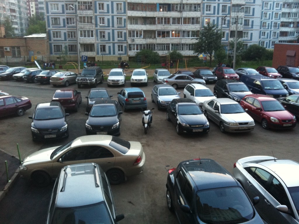 В Одессе мужчина громил автомобили кастрюлями (ВИДЕО)