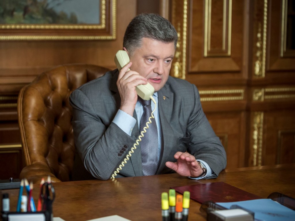 «Добрый день! Это Петр Порошенко…»: в штабе Президента не объяснили откуда у них номера телефонов украинцев