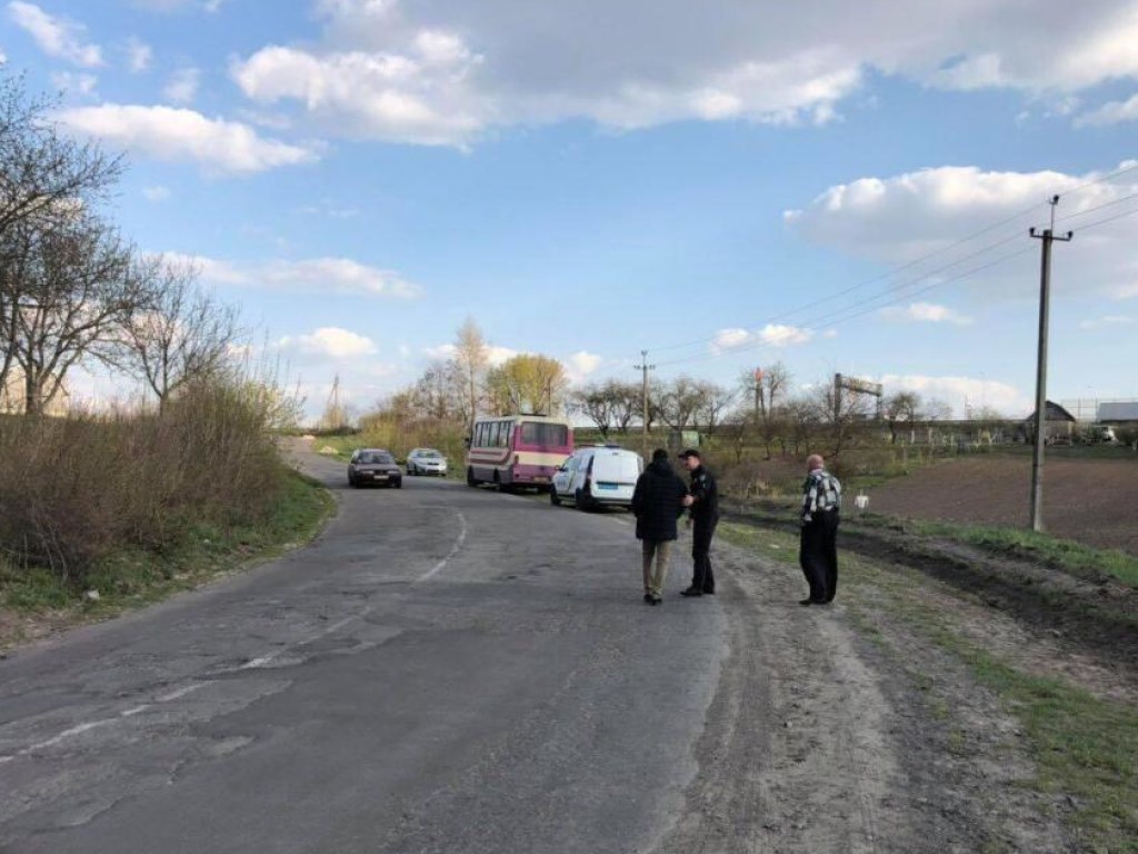 Пассажир маршрутки выпал на ходу в селе под Ровно