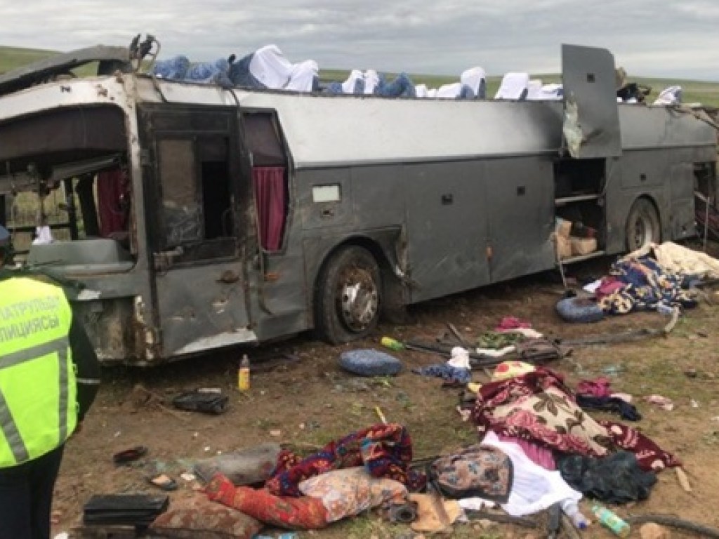 В Казахстане перевернулся автобус с пассажирами: 11 человек погибли, 29 попали в больницу (ФОТО)