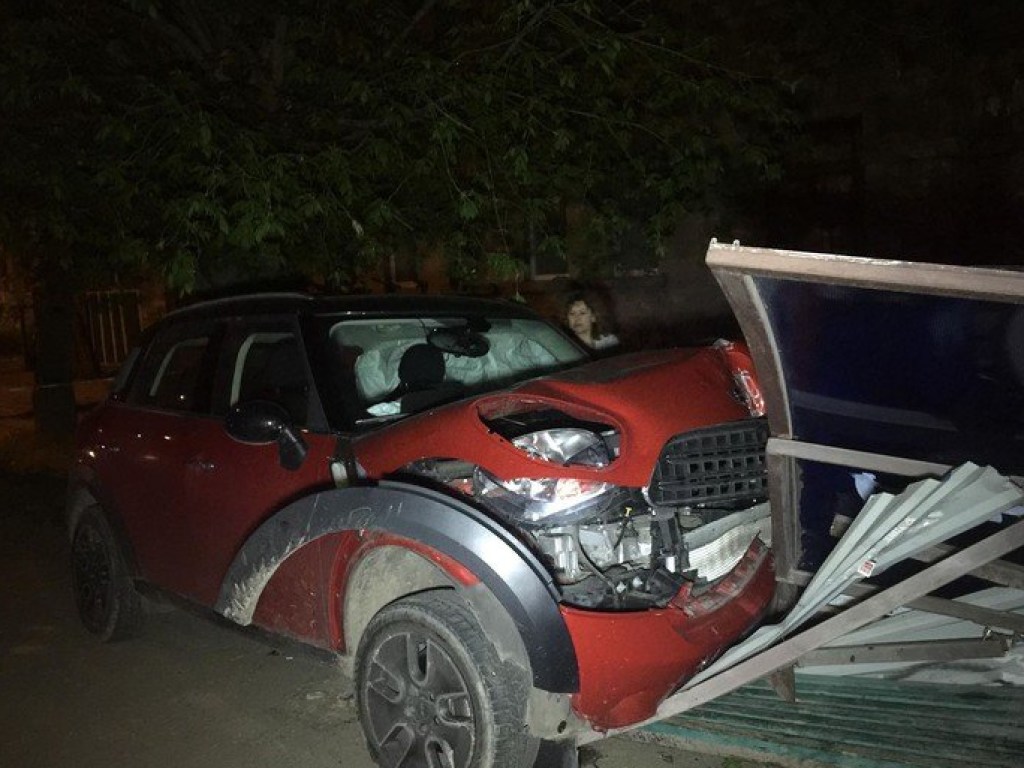 Пьяная дама за рулем Mini Cooper разнесла остановку трамвая в Николаеве (ФОТО)
