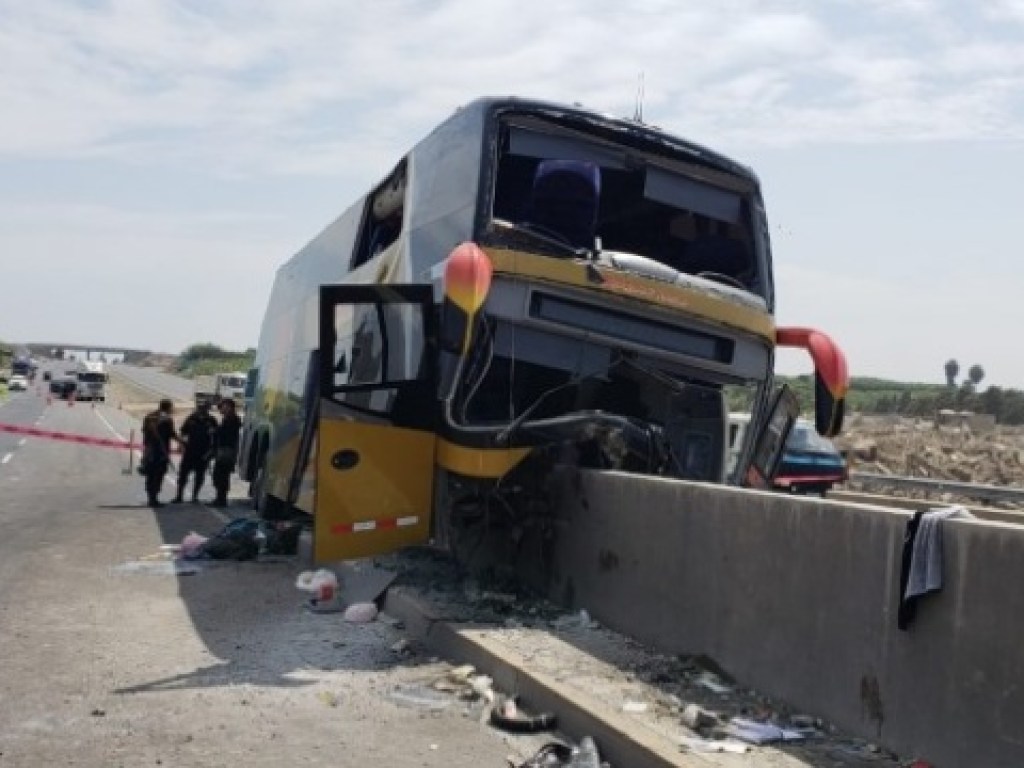 В Перу пассажирский автобус влетел в отбойник, десятки жертв