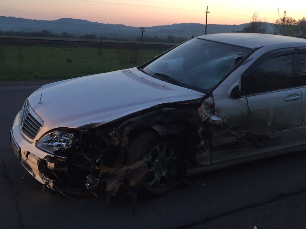 На Закарпатье 28-летний мужчина за рулем Mercedes влетел в мотоцикл и убил его водителя (ФОТО)
