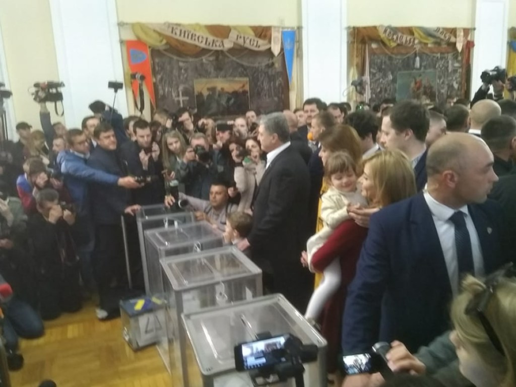 Порошенко проголосовал в Доме Офицеров (ФОТО, ВИДЕО)