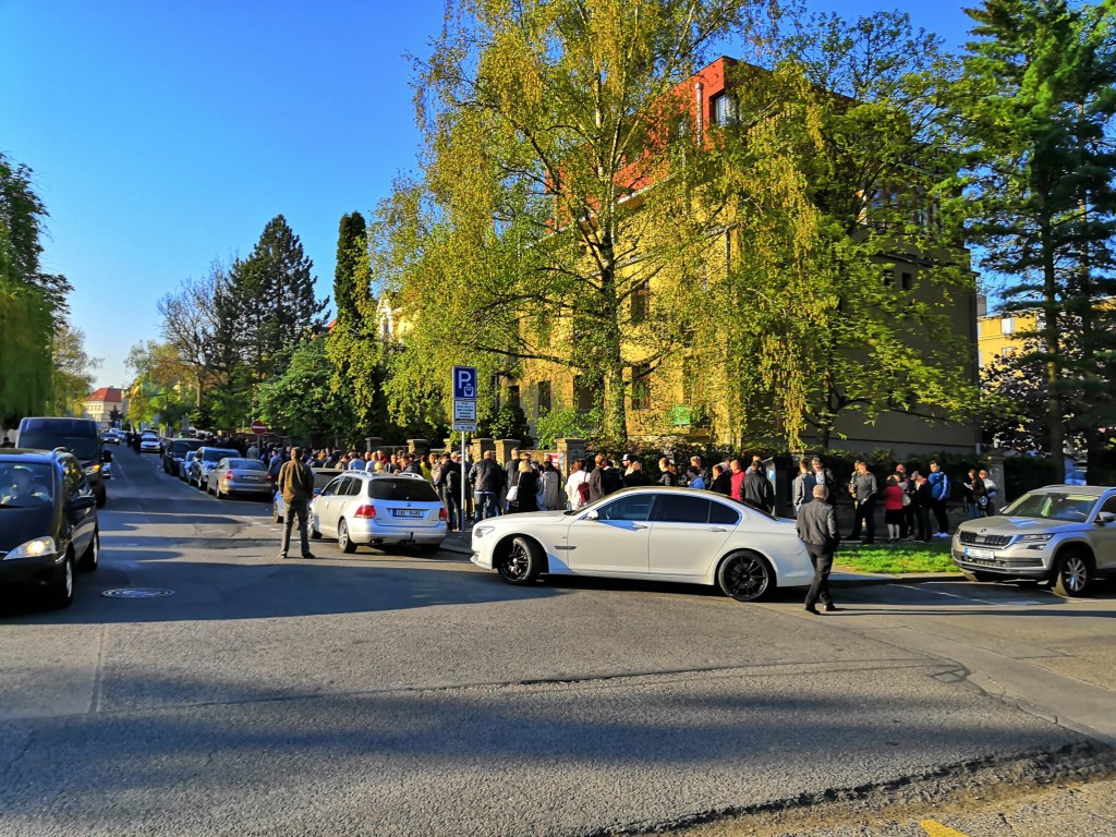 Выборы-2019: Перед голосованием в Праге на избирательном участке образовалась огромная очередь (ФОТО)