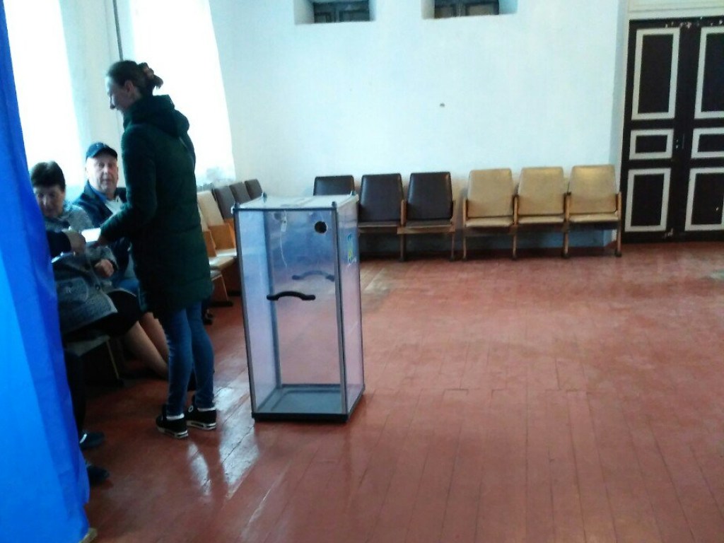 В Днепропетровской области пьяный мужчина сообщил о минировании избирательного участка (ФОТО, ВИДЕО)