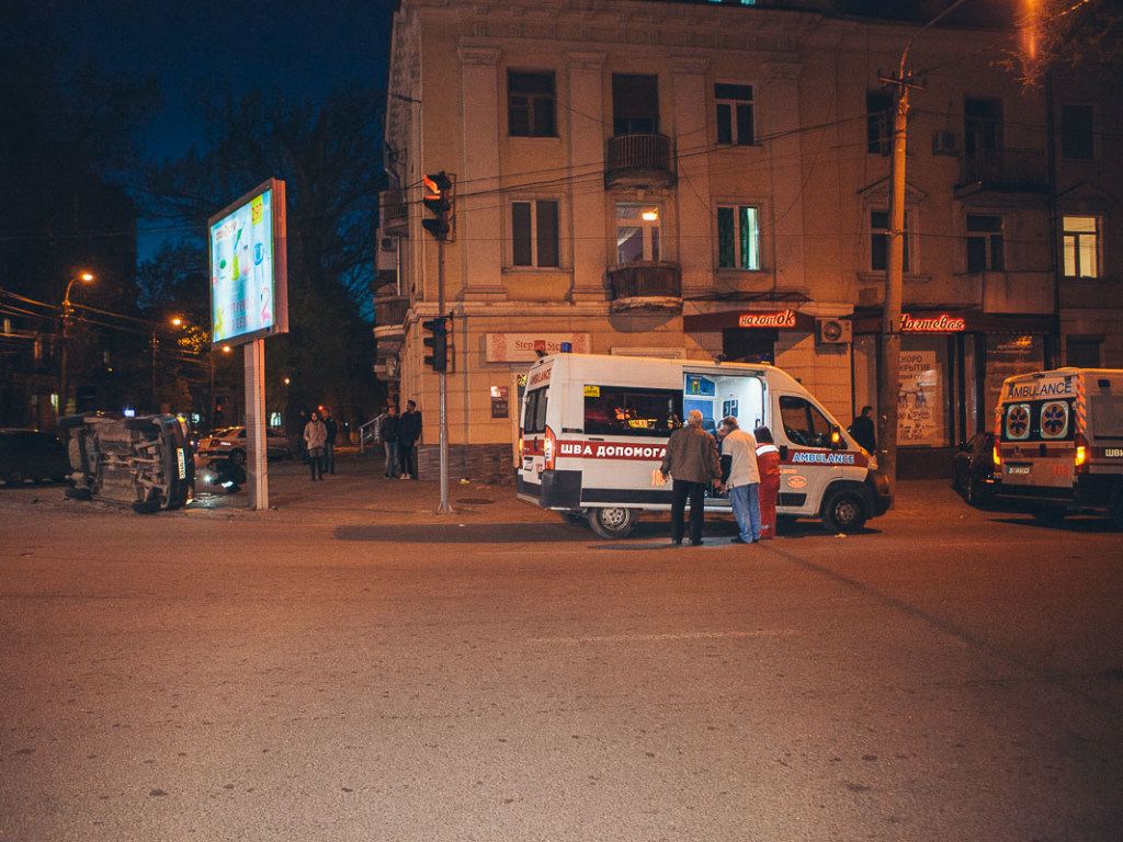 В Днепре столкнулись Lanos и автомобиль такси: пострадали 4 человека (ФОТО, ВИДЕО)