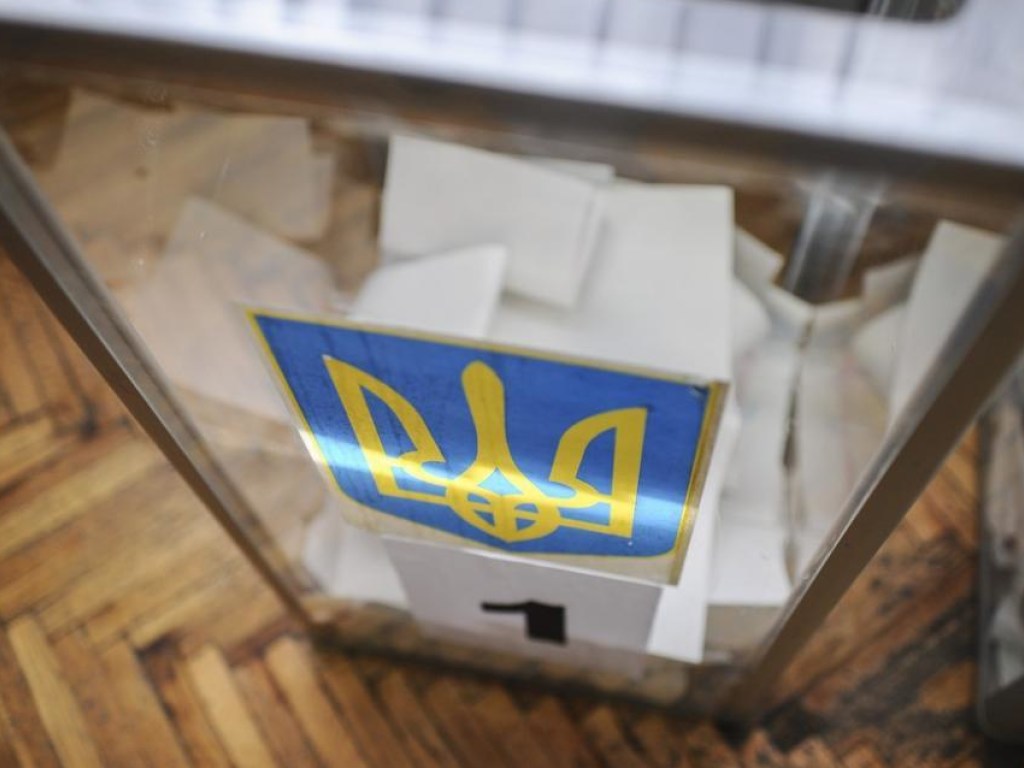 В Киеве пьяный избиратель хотел голосовать дважды: забыл, что уже заполнял бюллетень (ВИДЕО)