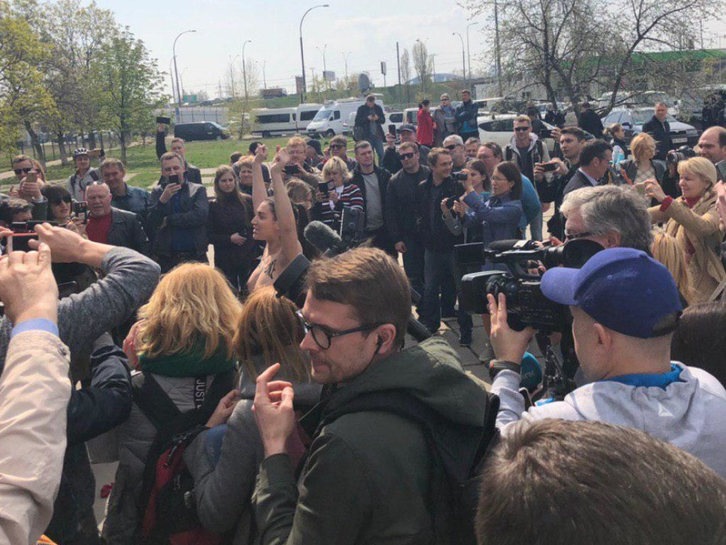 На избиркоме, где голосовал Зеленский, обнажилась активистка (ФОТО)