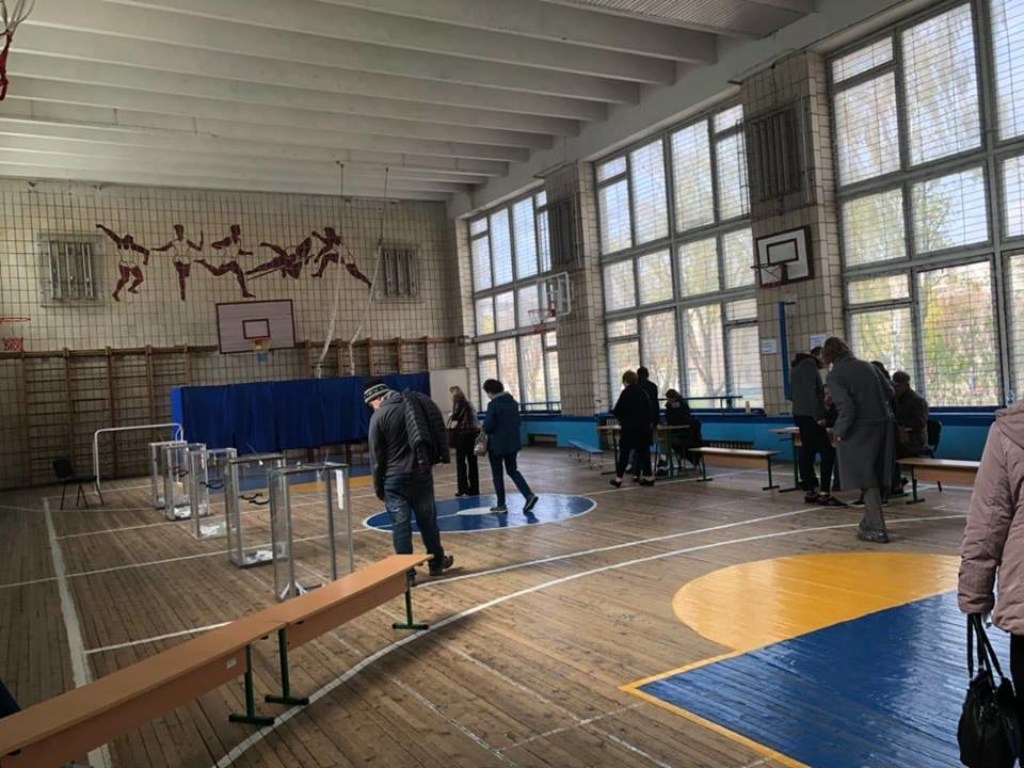Второй тут выборов президента: явка в Киеве невысокая, охотно голосуют только пенсионеры