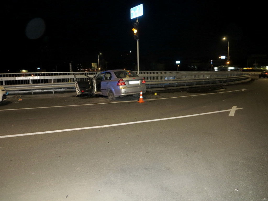 В Киеве возле ТРЦ авто едва не слетело с моста: есть пострадавшие (ФОТО)