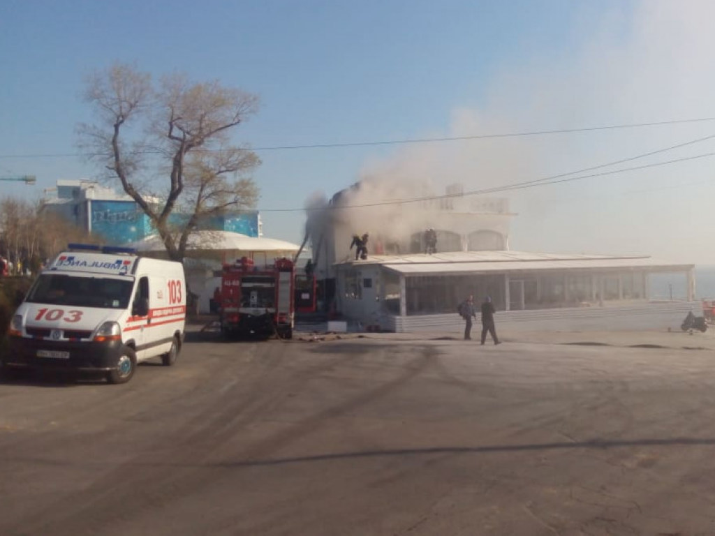 В Одессе в день выборов загорелся ресторан: женщина после остановки сердца умерла (ФОТО, ВИДЕО)