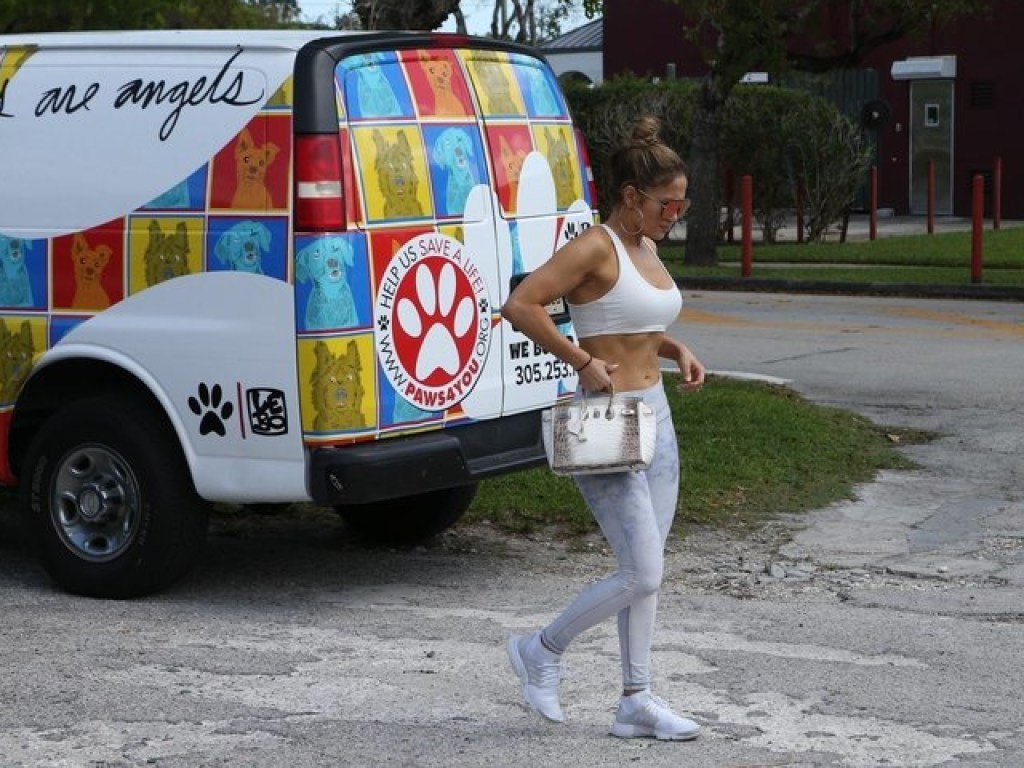 49-летняя Дженнифер Лопес в белом топе и легинсах показала идеальную фигуру (ФОТО)