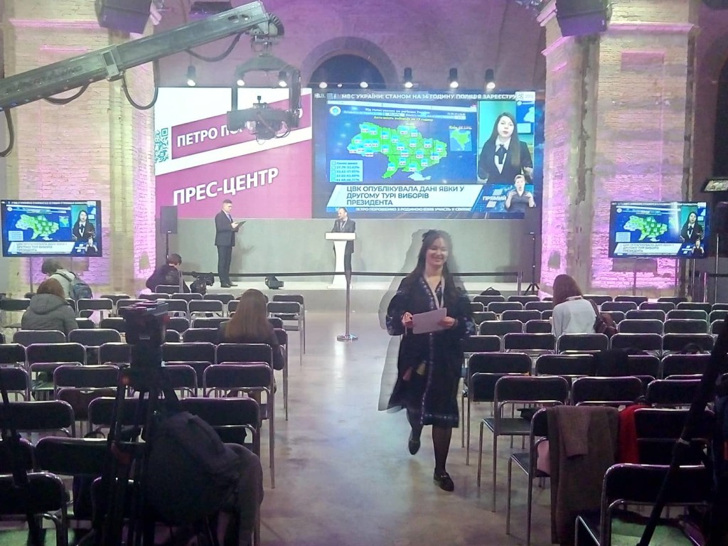 Как выглядит штаб Порошенко в день выборов: Скучно, безлюдно и засилье «Прямого» (ФОТО)