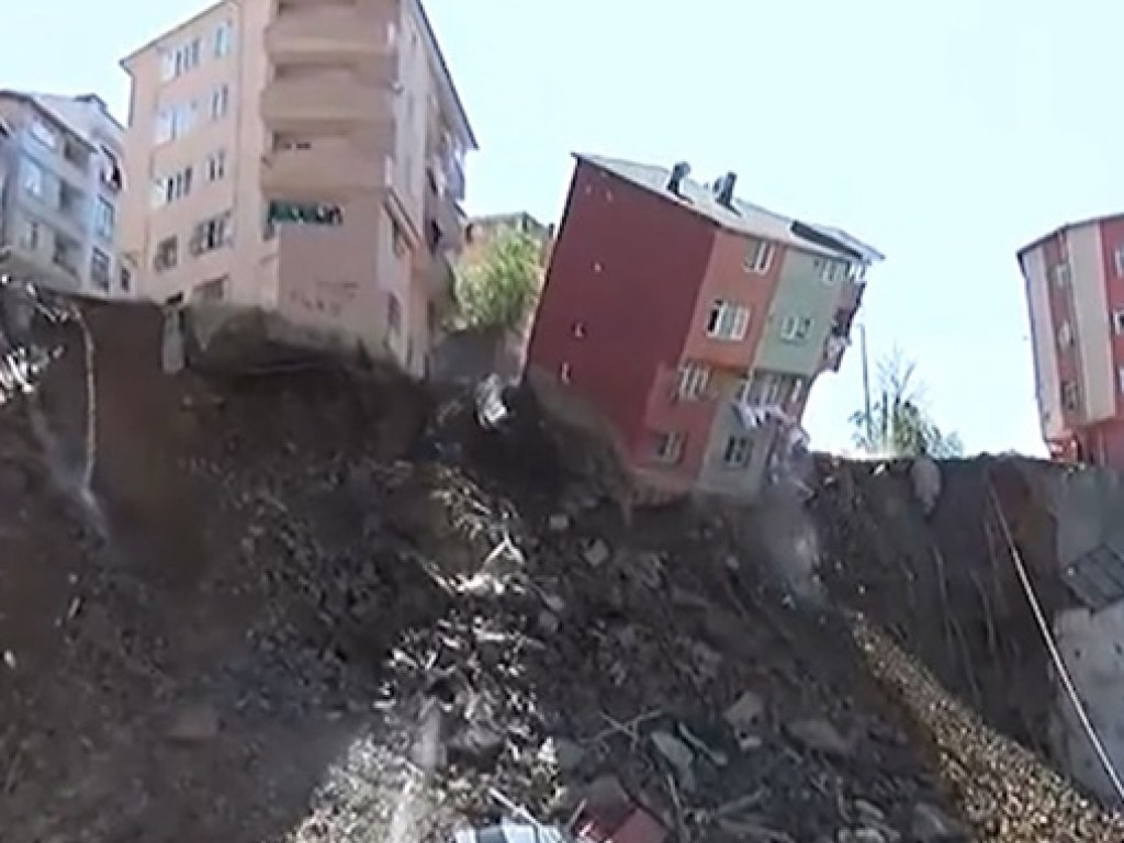 В Стамбуле из-за оползня рухнул жилой дом (ВИДЕО)